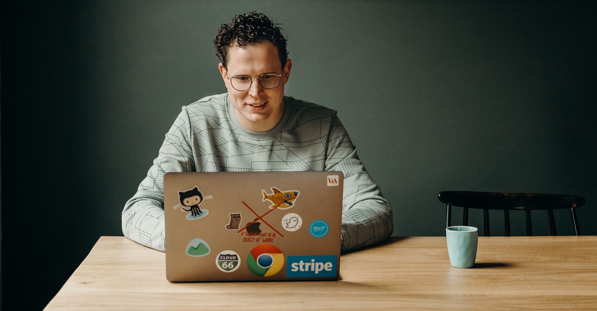 Photo of Jankees van Woezik behind his laptop